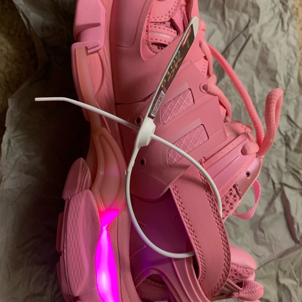 BALENCIAGAS LIGHT UP SNEAKERS - Picture 9 of 9